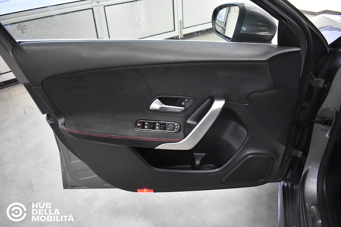 MERCEDES-BENZ A 180 d Automatic Premium